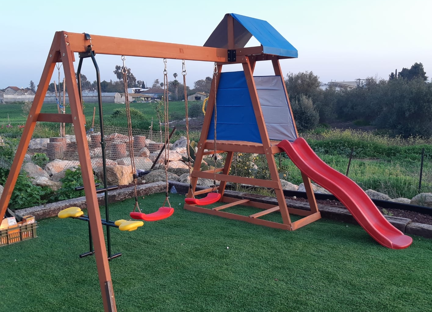 מבצע !!  נדנדות ומגלשה לחצר מעץ C044
